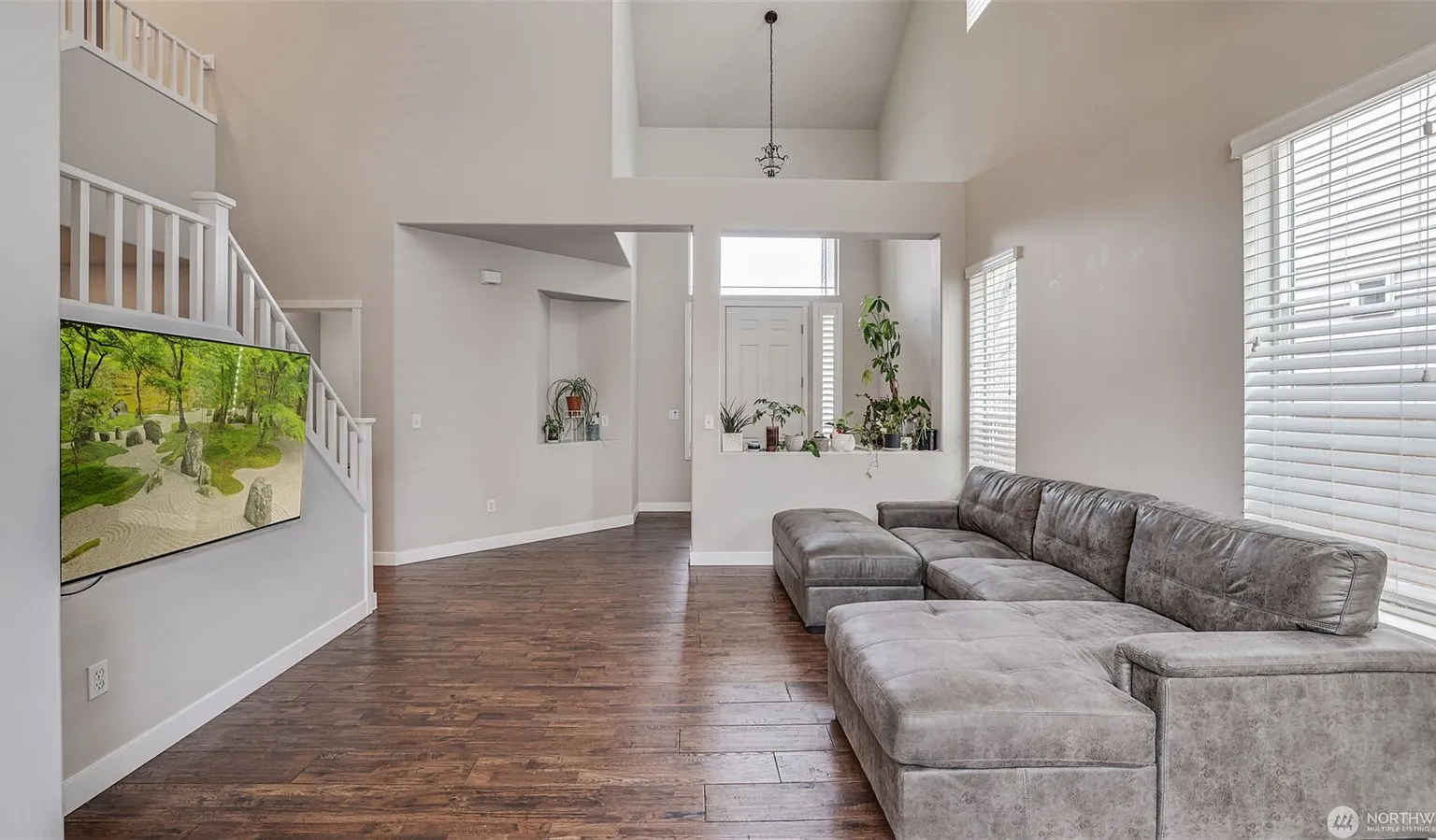 4 bed, 2.5 bath, 2729 sqft, $3,995 — Photo 4