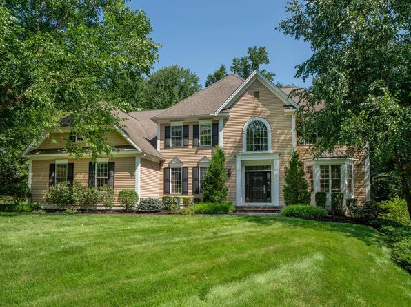 32 Pheasant Chase, West Hartford, CT 06117