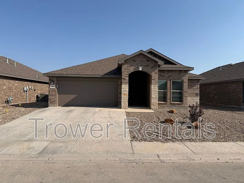 3 bed, 2.0 bath, 2010 sqft, $2,500 — Photo 2