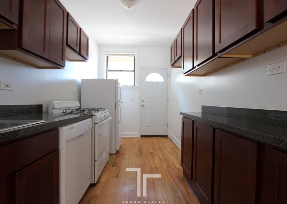1st image of 823 W Waveland Ave