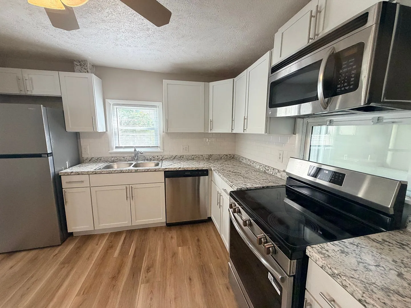 Spacious Updated 2BR/1BA with bonus room! — Photo 4