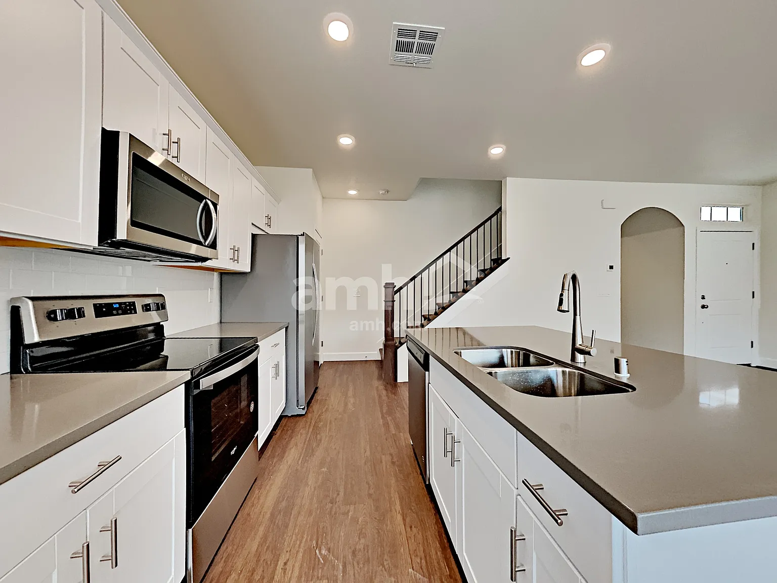 4 bed, 3.0 bath, 2213 sqft, $2,575 — Photo 3
