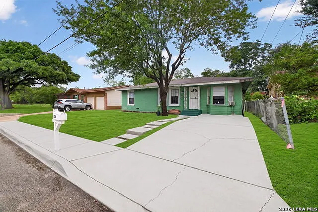 3 bed, 1.0 bath, 1252 sqft, $1,375 — Photo 2