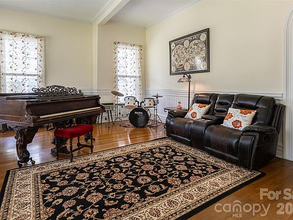 4th image of 411 W Union St