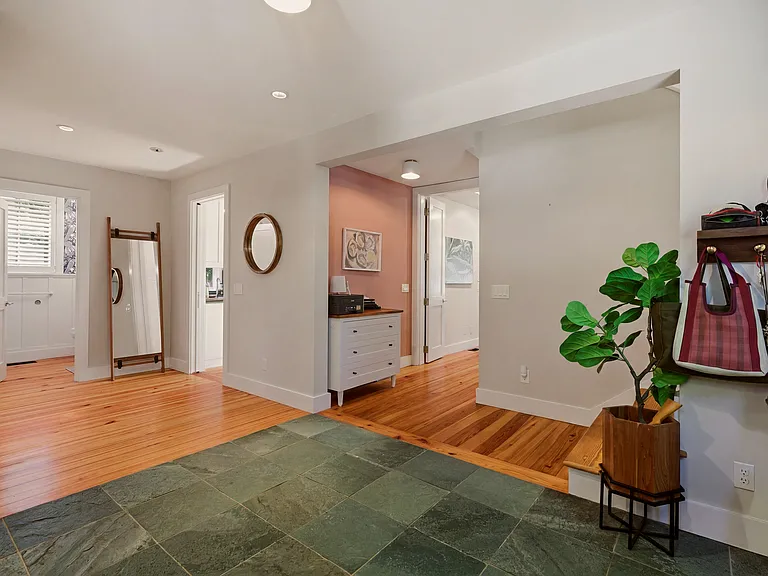 130 Carroll Ave — Photo 9