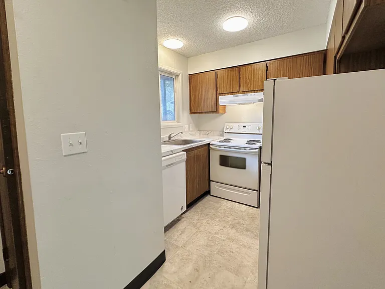 319 E 6th St — Photo 16