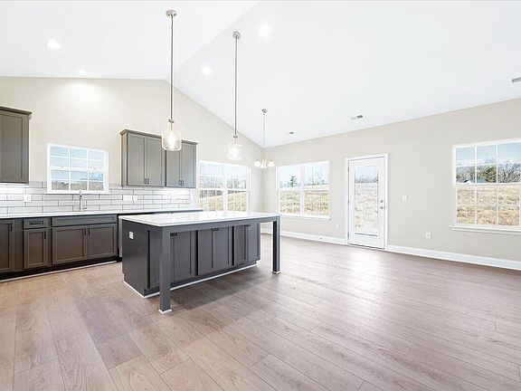 2nd image of 207 Wildwood Ln