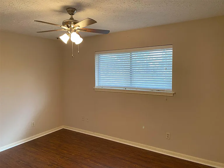 3219 Ashmont Ln — Photo 12