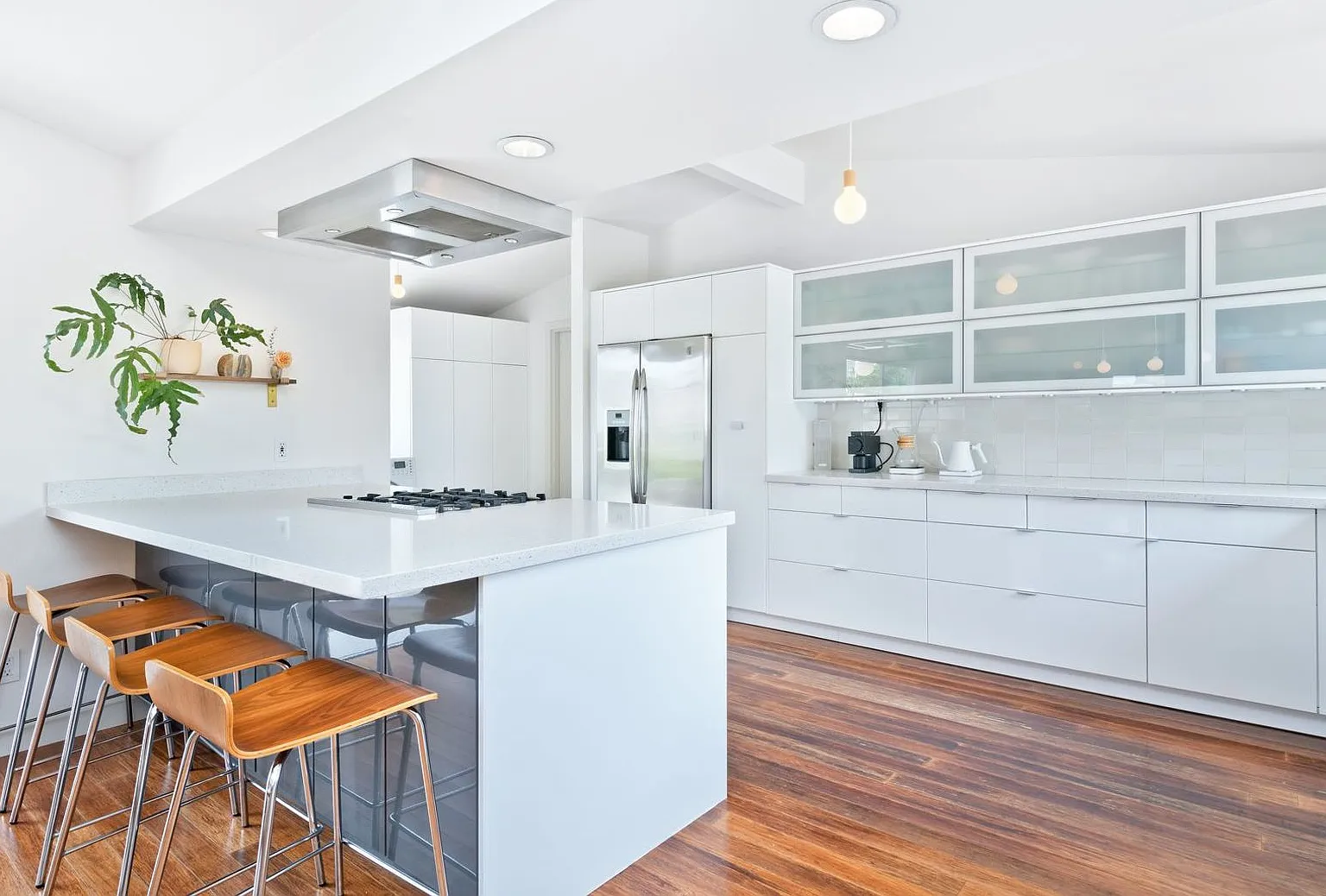 A Fully Furnished Modern Portfolio Home with a Large Backyard Oasis & 3 Comfortable Bedrooms! — Photo 4