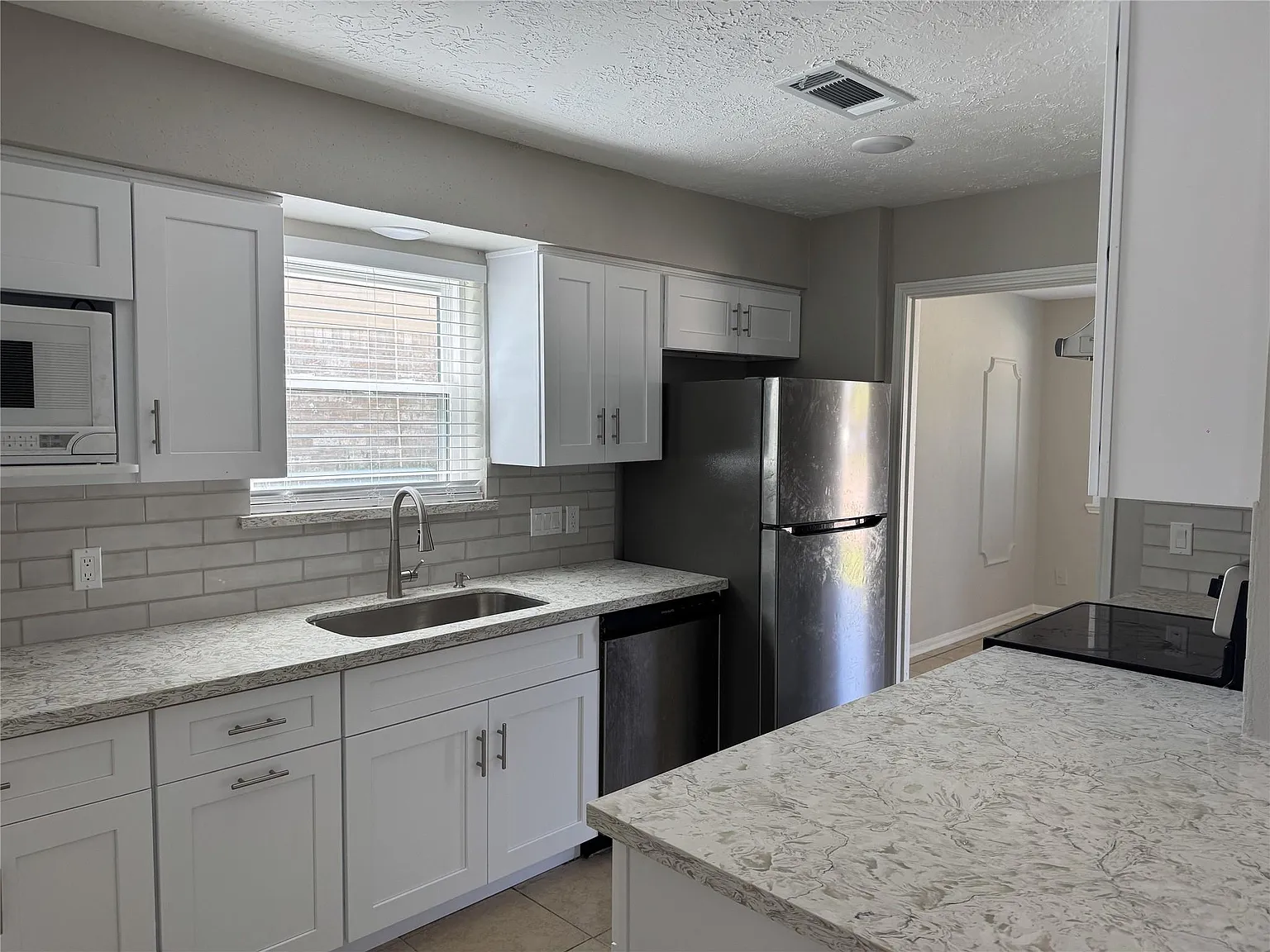 3 bed, 2.5 bath, 1664 sqft, $1,650 — Photo 2