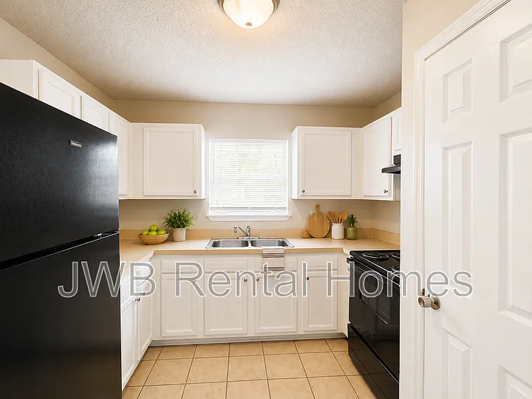 1318 Harrison St — Photo 3