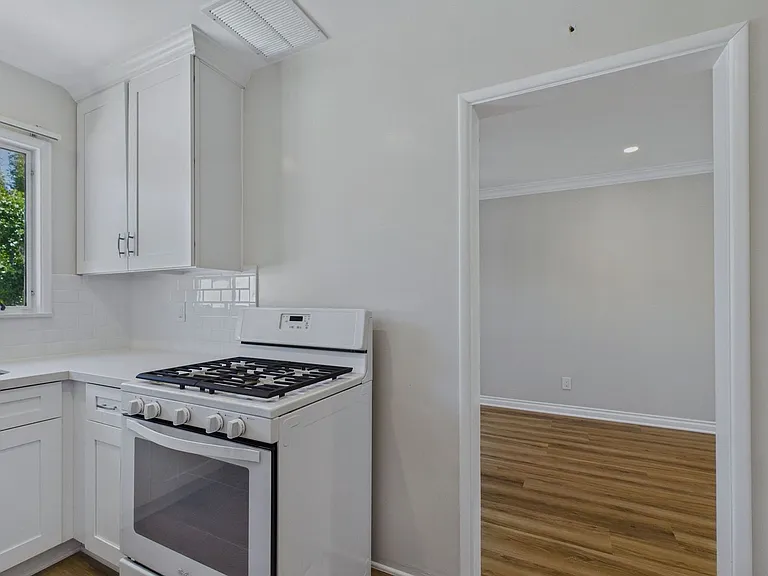 1900 Huntington Dr — Photo 10