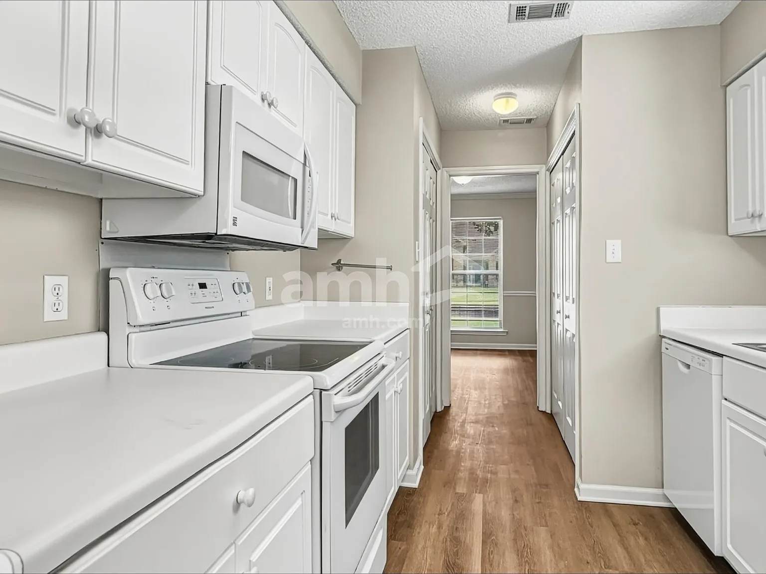 4 bed, 2.5 bath, 1749 sqft, $2,350 — Photo 4