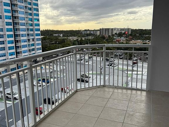 3rd image of 18051 Biscayne Blvd APT 803