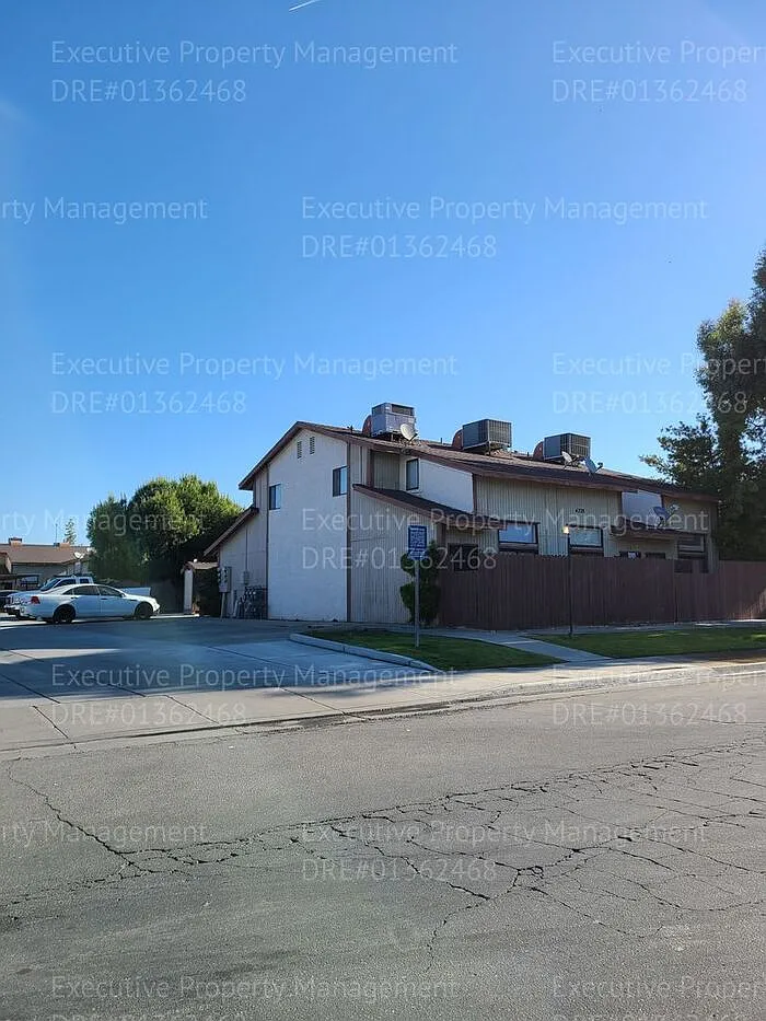 1 bed, 1.0 bath, 700 sqft, $995 — Photo 2