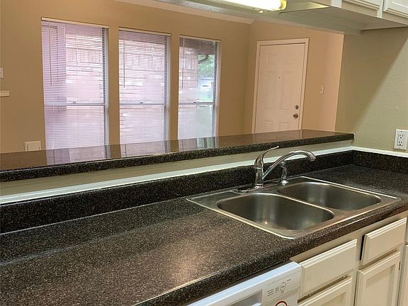 4th image of 6147 Chatham Woods Dr