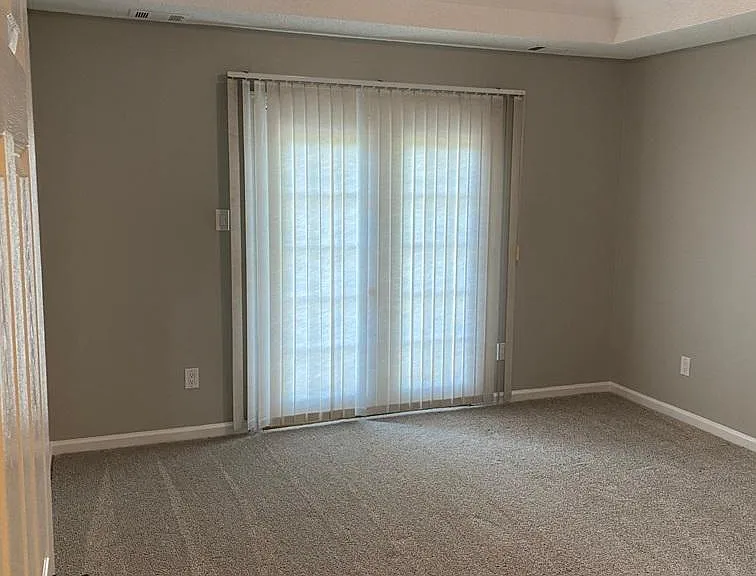 300 Greenview Ct — Photo 3