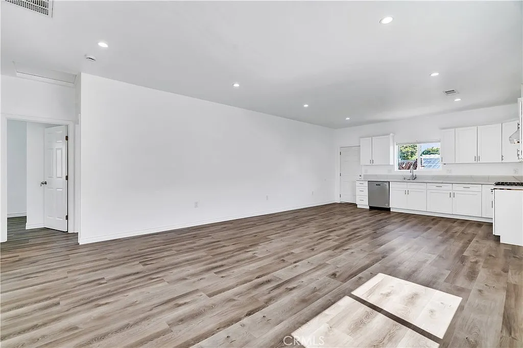 3 bed, 1200 sqft, $3,100 — Photo 3