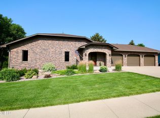 1153 Sunset St NW, Watertown, SD 57201