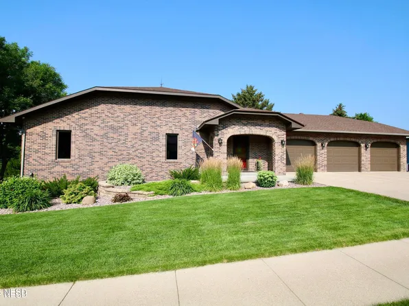 1153 Sunset St NW, Watertown, SD 57201