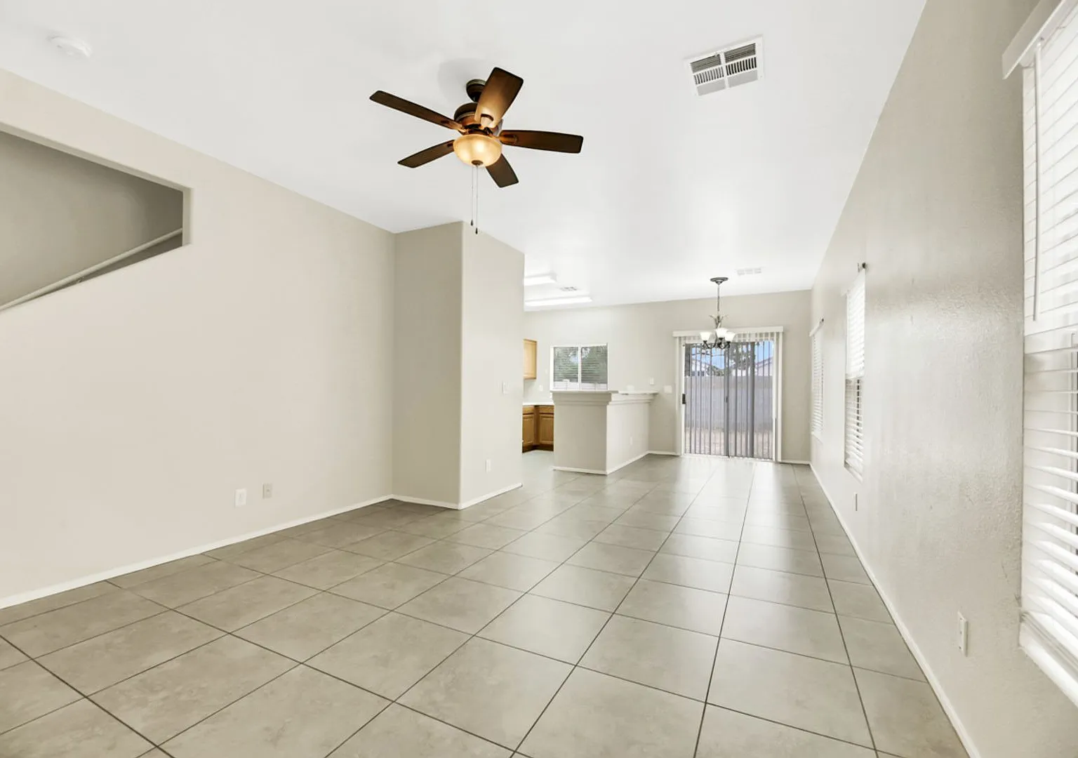 2 bedroom Townhome with a yard — Photo 2