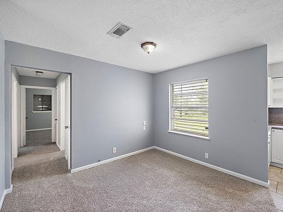 3rd image of 811 Temple Cir