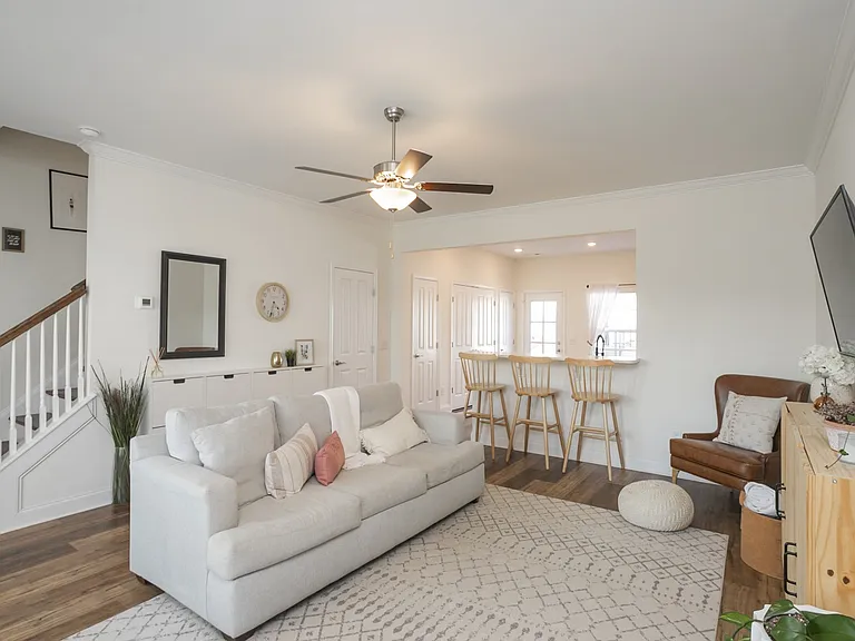 803 Goswell Dr — Photo 13