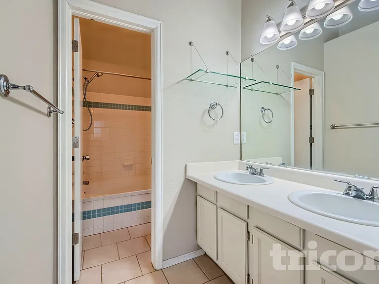 995 Cobblestone Dr — Photo 8