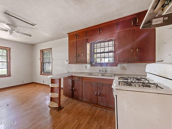 5th image of 926 E Hutchinson Ave