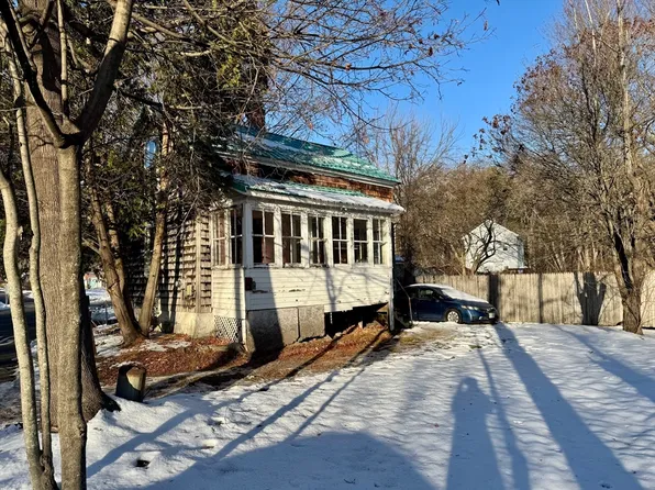 61 Woodmont Rd, Northampton, MA 01060