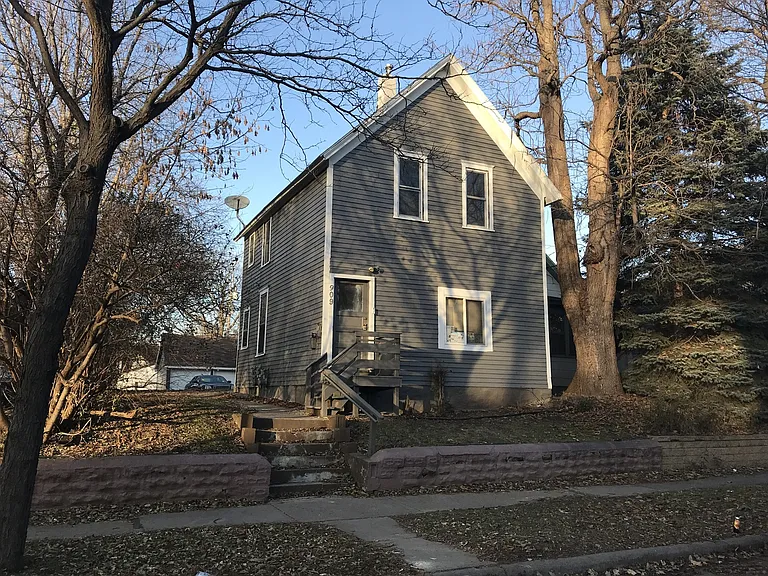 909 Margaret St — Photo 1