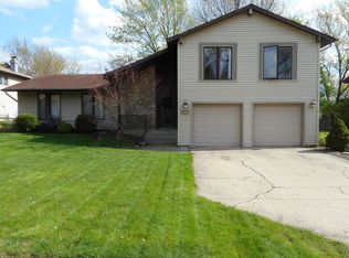 216 Freeport Dr, Bloomingdale, IL 60108