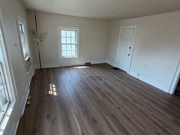 4th image of 109 Bank St Unit 2