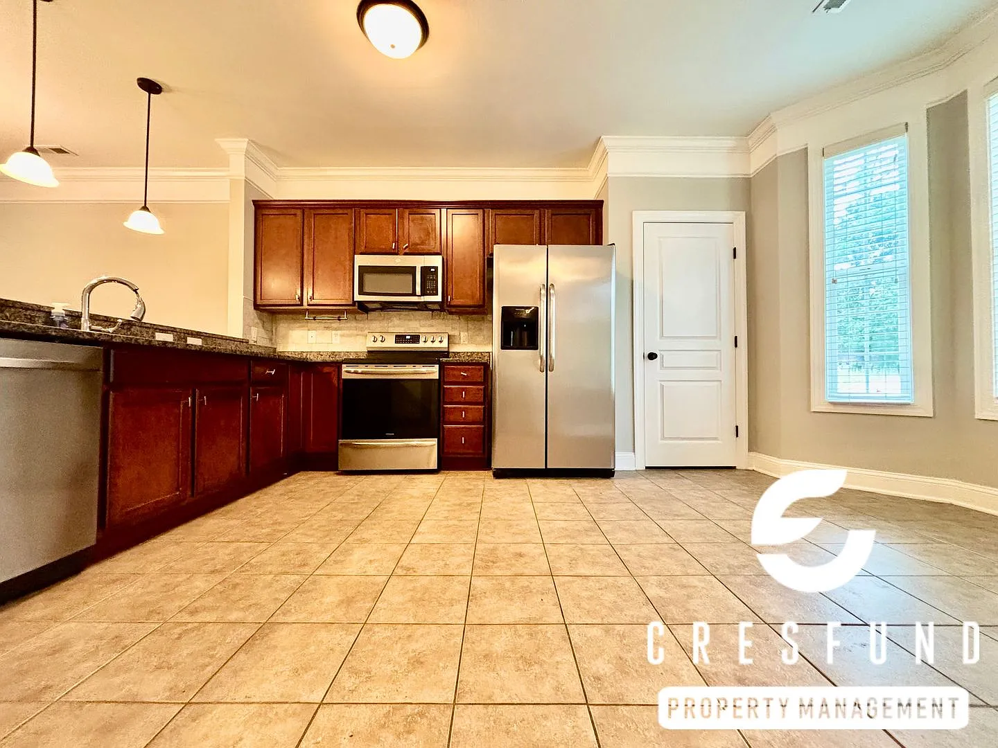 Available For Move In Today! Spectacular 3br 3.5 Bath Townhouse! — Photo 4