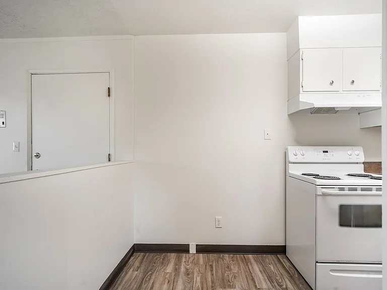 Riviera Apartments — Photo 7