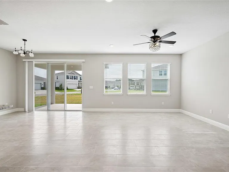 2560 Warren Acres Blvd — Photo 6