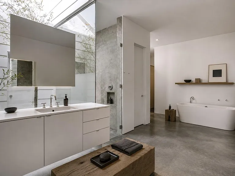 233 W 25th St — Photo 10