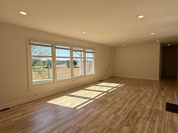 5th image of 2931 Stockdale Rd