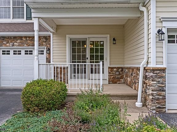 2nd image of 28 Briar Ct
