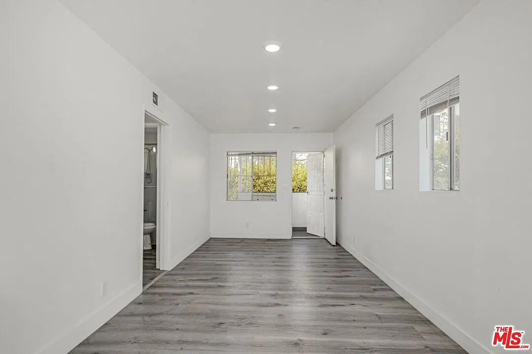 1 bed, 1.0 bath, 700 sqft, $2,490 — Photo 2
