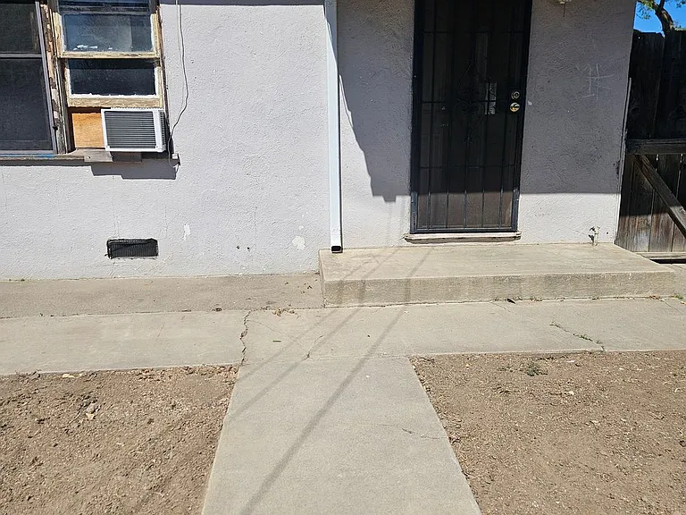 134-140 N Santa Ana Ave — Photo 6