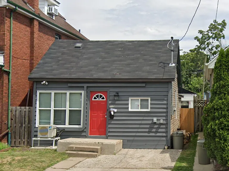 212 Rosslyn Ave N — Photo 1