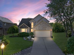 25878 Golf Pointe Dr, Southfield, MI