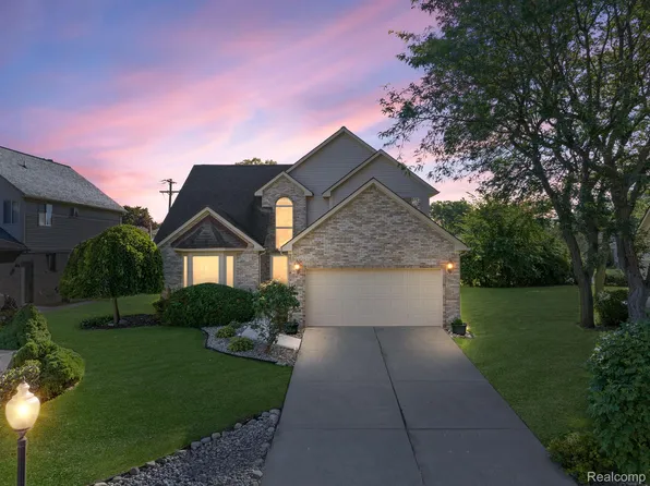 25878 Golf Pointe Dr, Southfield, MI 48075