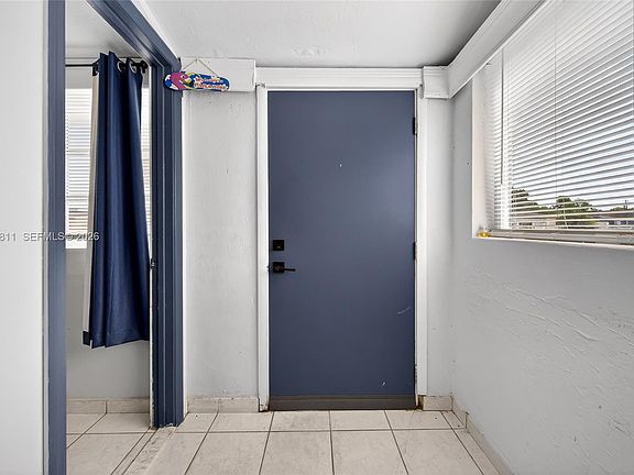 5th image of 300 E 43rd St