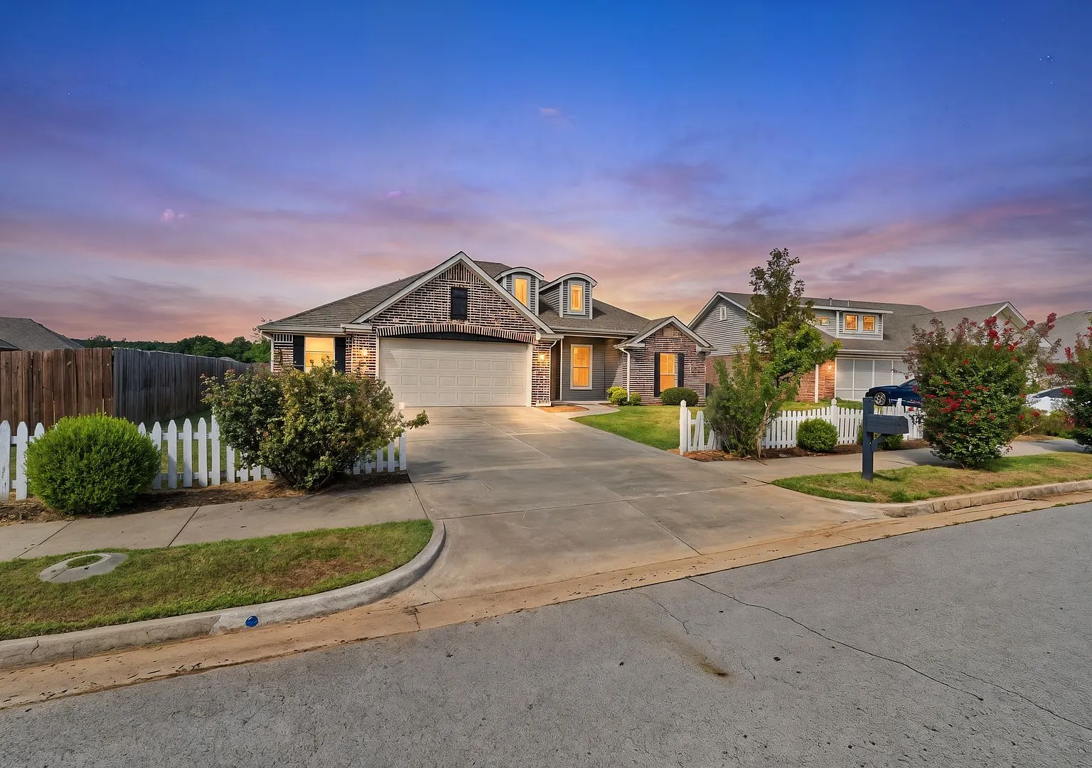 Luxurious Comfort: Fully Furnished 3 Bed, 2 Bath Brick Home in Fort Smith — Photo 4