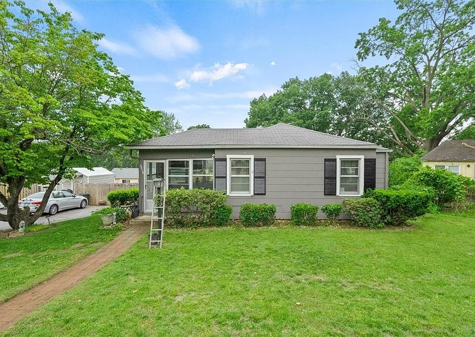 1st image of 2215 Forest Ln