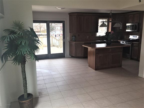4th image of 162 Yetman Ave