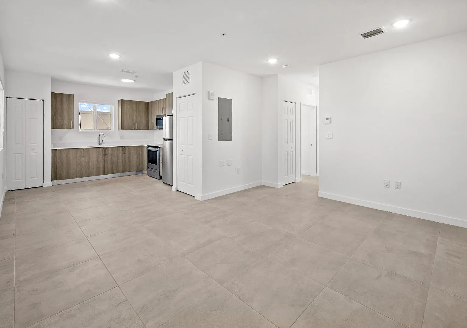 2 bed, 810 sqft, $2,375 — Photo 2