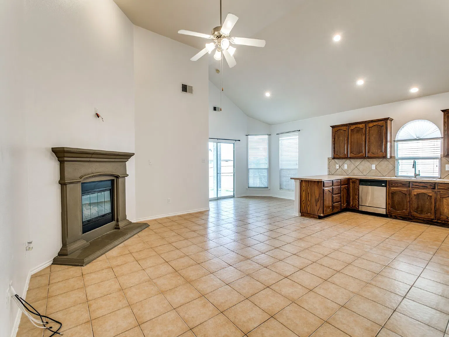 3 bed, 2.0 bath, 1493 sqft, $1,925 — Photo 2